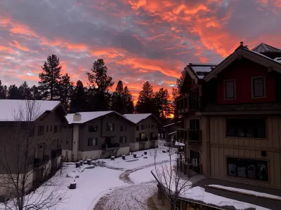 Lake Getaway! Elegant 2-Bedroom Condo in Downtown McCall