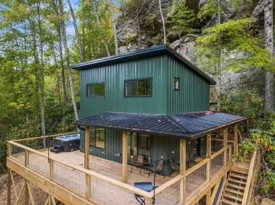 Cliffside Treehouse - Modern Treehouse Escape with Hot Tub