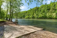 Discover Shenandoah River steps away! Cozy 2-bedroom Luray cabin. Page County 호텔