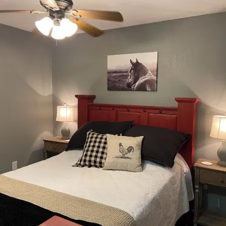 Tiny Farm home on 225 acres. 28 miles from Durant Casino & resort. Pet friendly!