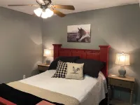 Tiny Farm home on 225 acres. 28 miles from Durant Casino & resort. Pet friendly!