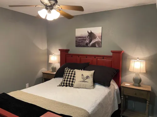 Tiny Farm home on 225 acres. 28 miles from Durant Casino & resort. Pet friendly!