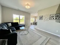 Cedar Falls Townhome - New Construction - 3 KING BEDS! - 4 ดาว