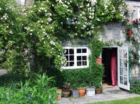 Old detached stone cottage in Shakespeare country