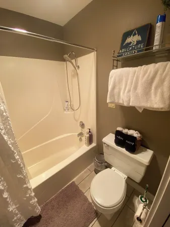 Cozy retreat near downtown, amphitheater, short walk to Deschutes river, has AC! Отели рядом с достопримечательностью «Государственный университет Орегон в Каскейдс»