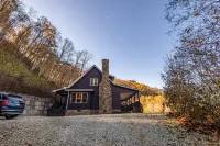 Spectacular views minutes from Bryson City, fire pit and brand new hot tub!