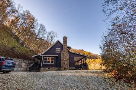 Spectacular views minutes from Bryson City, fire pit and brand new hot tub!