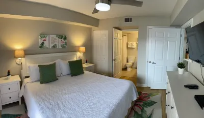 Modern Beach Condo on  St. Pete Beach! Hotel in zona Upham Beach