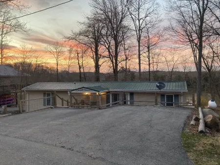 Waterfront lakehouse on Nolin Lake near Mammoth Cave