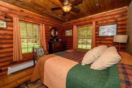 The Log Cabin at PeaceRidge Отели в г. Уилмингтон