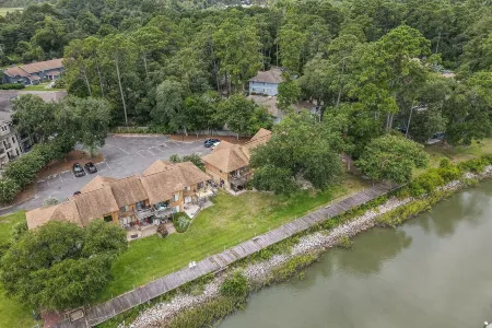 Beaufort's Blue Heron Hideaway on Battery Creek Отели рядом с достопримечательностью «Парк Лайв Окс»