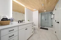 Urban Oasis DT Apartment Loft l Gym+Rooftop+Parking! Sleeps 4
