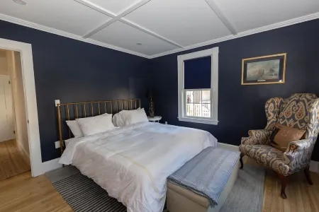 Prime Location in Town w Parking! Walk to Beach, Shops & Harbor-Sleeps 9 Отели в г. Марблхед