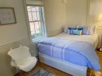 Cozy upper studio- fully equipped & close to town, harbor, shops & restaurants!