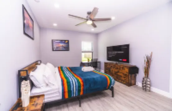 Newly Built in 2023! 2 hole Putt-Putt, Fire-Pit, Huge Fenced Backyard, Lake View