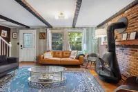 5BD/2BA Cabin-Style Home in the Heart of Norwich, Close to Casinos