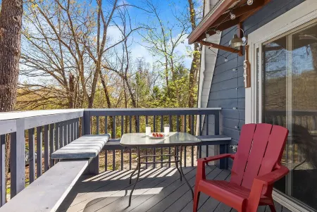 Black Oak TRL family Cabin for 6 (4 min.to BlackOak Ampith)Trees views & privacy