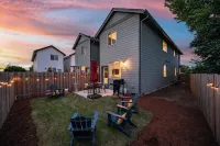 Dog-Friendly Downtown Carlton Townhouse #6, Steps to Tasting, Dining, Shops, BBQ