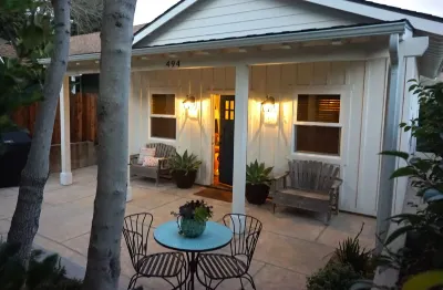 Blue Door Bungalow. Hotels near Manning Park - Area 9