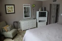 Direct Oceanfront Corner Condo-10 ft to Beach- Fabulous Views -Heated Pool