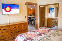 Luxury Lodge Ski-in/Ski-Out Corner Unit Steps from Lift, Town, & Hot Tub/Pool Hotels in Four O'Clock