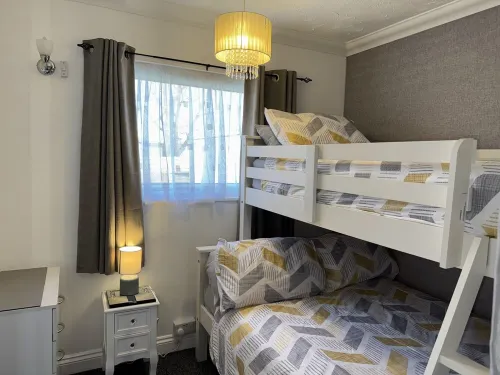 Modern South Facing Chalet , 5 Minutes From the Beach. Sleeps 5