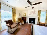 The Jones House: 5 Min to Vir, Historic 4-Bedroom Home