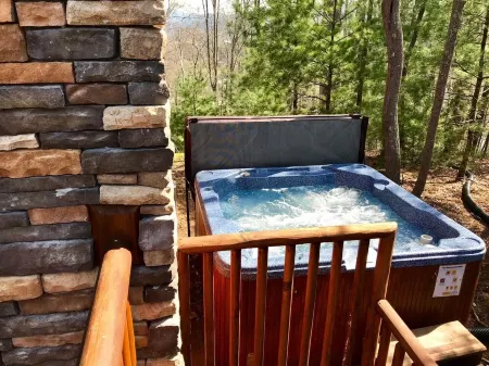 Watauga Lake Home! Hot tub, kayaks, Slip access & Mountain View!