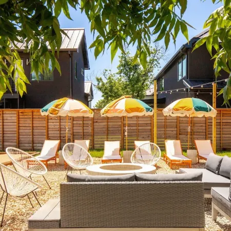 Retro SoLa Retreat Mins to DT / Heated Pool / Sand Volley Ball Court / Fire Pit