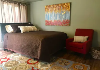 Charming private studio Hotels near K Potter Fine Art