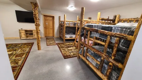 Cabin on Creek W/fire pit close to Ski, boat, fishing, Hike with large game room