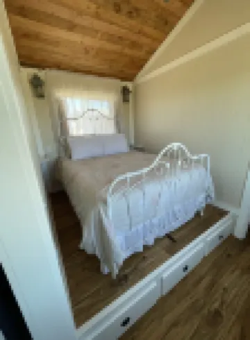 Adorable Tiny house on small farm, fresh eggs and seasonal produce daily .