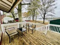 Pet’s love “The Bachelor” Lakefront Apt @ Sunset Estates