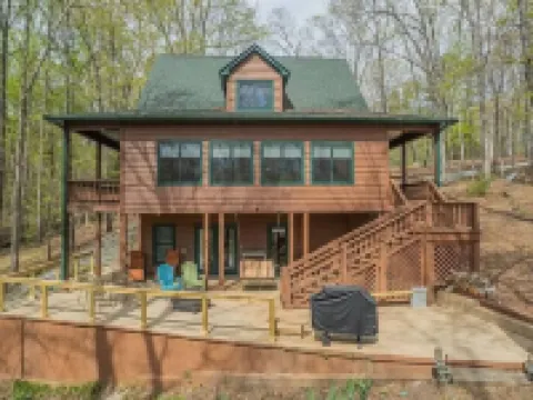 Large Private Lake Front Home on Level Lot, Kayaks, Fire Pit, Dock 哈特縣酒店