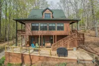 Large Private Lake Front Home on Level Lot, Kayaks, Fire Pit, Dock
