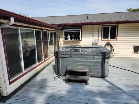 Pet Friendly MIL Suite, Caldwell, ID. Private Hot Tub/Pool in Beautiful Backyard Отели рядом с достопримечательностью «Парк Ротари Понд»