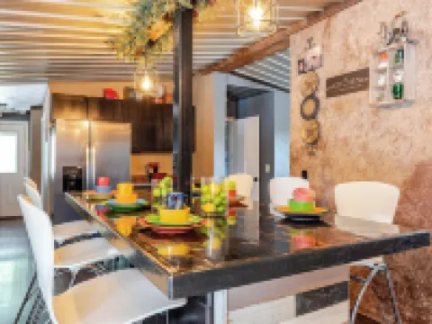 Charming 4-bedroom house with WiFi and AC in French Lick with country setting 弗倫奇利克酒店