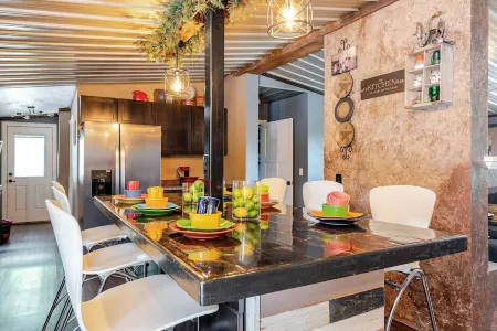 Charming 4-bedroom house with WiFi and AC in French Lick with country setting