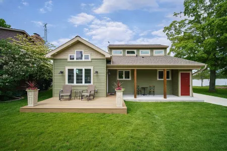 WATERFRONT Home-Amazing sunsets, extra amenities, kayaks, canoe, paddle board~ Отели в г. Manitowoc County