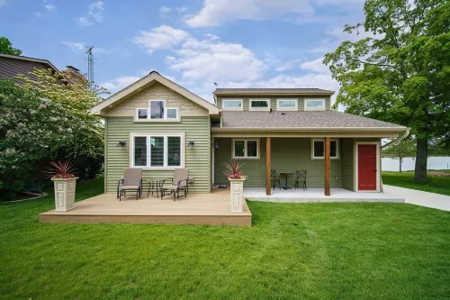 WATERFRONT Home-Amazing sunsets, extra amenities, kayaks, canoe, paddle board~