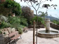 T2, Ground Floor, Terrace, 5 mn walk from the beach and shops, sheets included Hotels near Plage of the Faviere