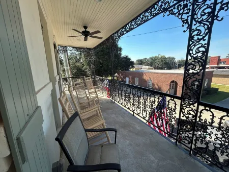 3-bedroom apartment in welcoming Crowley with AC, WiFi