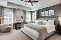 Cozy Downtown Retreat! Patio + Fire Pit + Garden Hoteles en Condado de Oconee