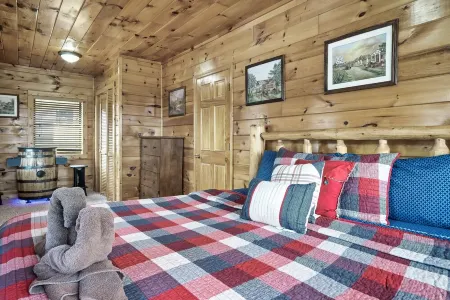 Hideaway Hangout! Family Retreat! Beautiful views, 3 decks, hot tub, multicade! Отели рядом с достопримечательностью «Зоопарк Рейнфорест Адвенчерс»