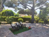 400m from the sea, Villa with splendid sea view, heated infinity pool Hoteles en Fréjus