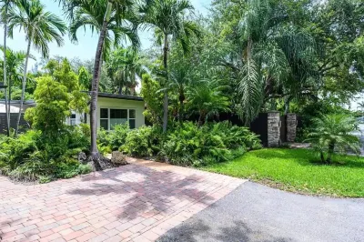 Charming Studio Prime Location Steps from Beach