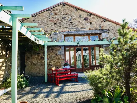 La Blatière the Stables-Pool, Sauna&Gym-Games Room,Rural Setting Close to it All Отели в г. Дё-Севр