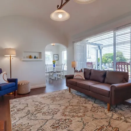 Welcoming bungalow with den, ideal for longer stays, near everything!