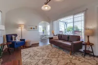 Welcoming bungalow with den, ideal for longer stays, near everything!