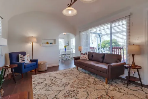 Welcoming bungalow with den, ideal for longer stays, near everything!